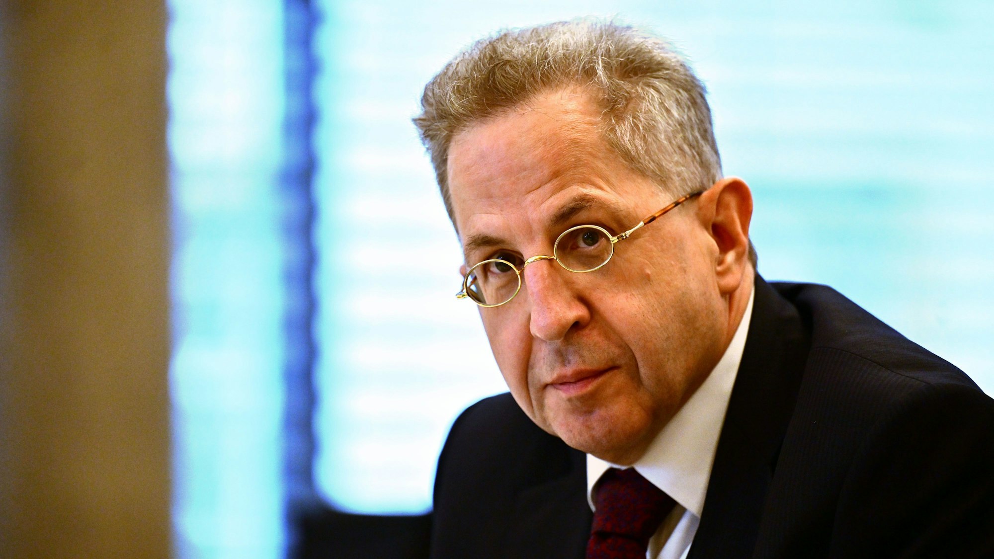Hans-Georg Maaßen (CDU), ehemaliger Verfassungsschutz-Chef, sitzt als Zeuge im Untersuchungsausschuss im Thüringer Landtag.