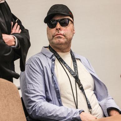 Köln: Der angeklagte Dr. Knarf (r, Niko Brenner) sitzt im Landgericht.