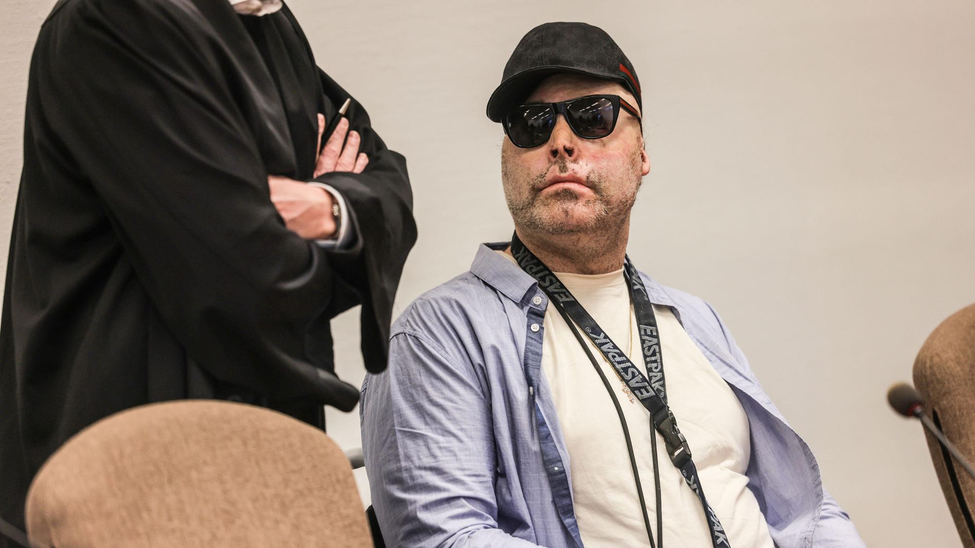 Köln: Der angeklagte Dr. Knarf (r, Niko Brenner) sitzt im Landgericht.
