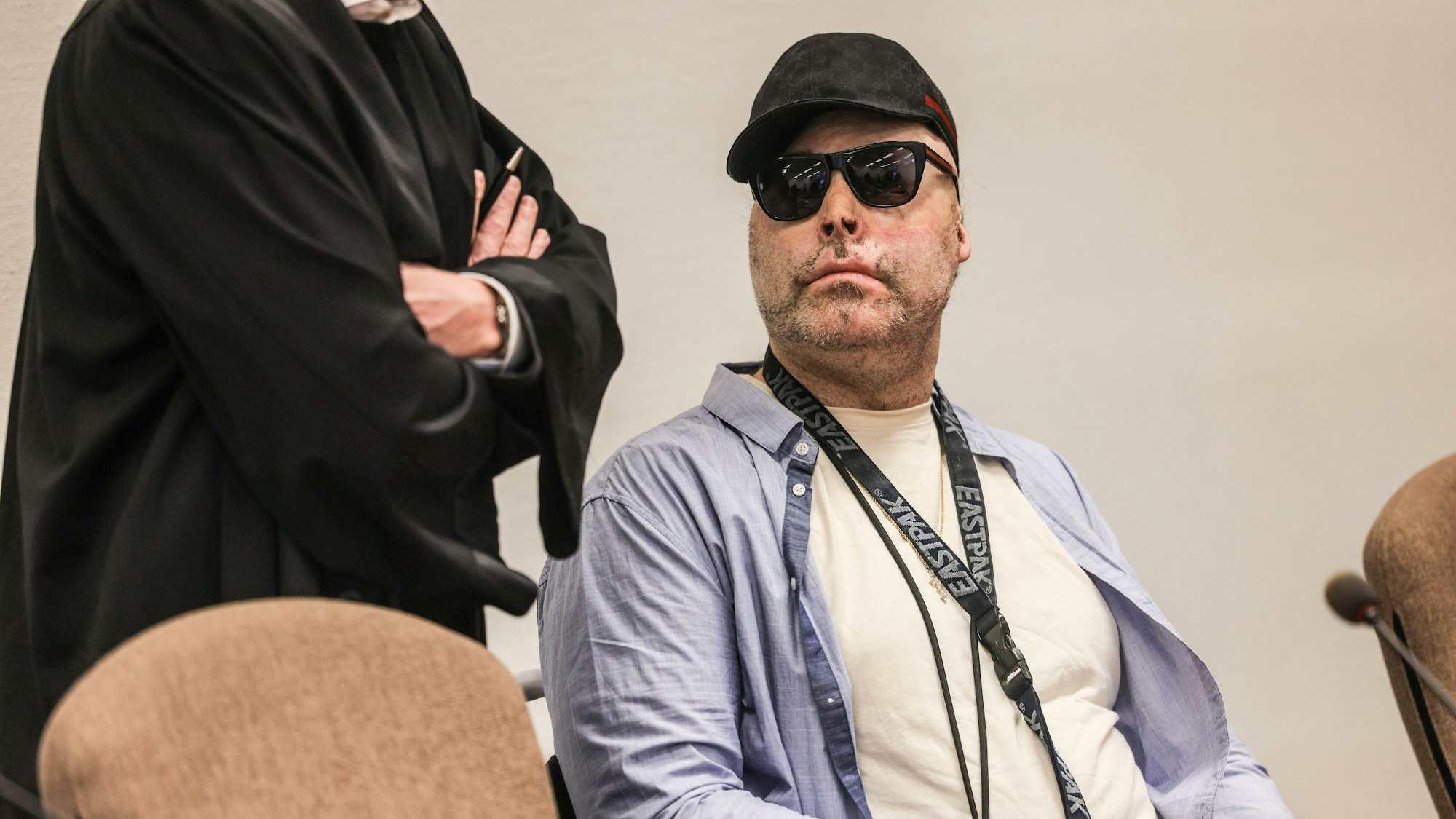 Köln: Der angeklagte Dr. Knarf (r, Niko Brenner) sitzt im Landgericht.