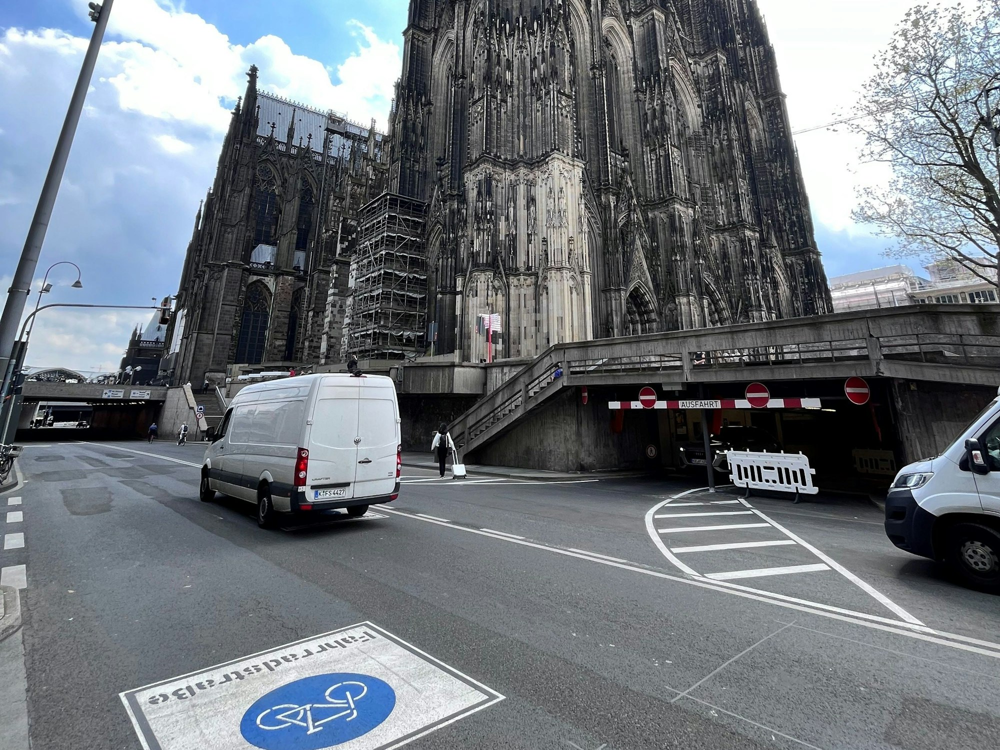 Die Fahrradstraße ist schon lange eingerichtet, die Sanierung des Domsockels lässt auf sich warten.