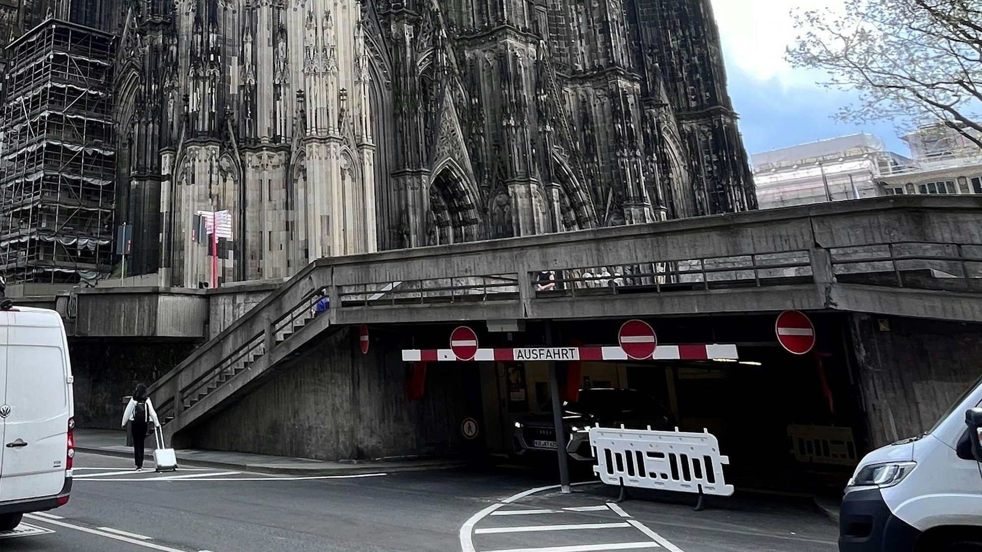 Die Ausfahrt der Garage am Dom an der Trankgasse ist bereits länger gesperrt und wird derzeit nur vom Hotel Excelsior Ernst genutzt.