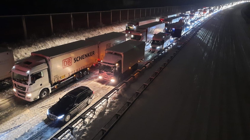 Auf der Autobahn blieben an den Steigungsstrecken Lastwagen stecken, dadurch bildeten sich lange Staus.