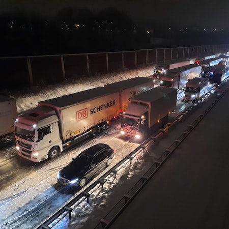 Auf der Autobahn blieben an den Steigungsstrecken Lastwagen stecken, dadurch bildeten sich lange Staus.