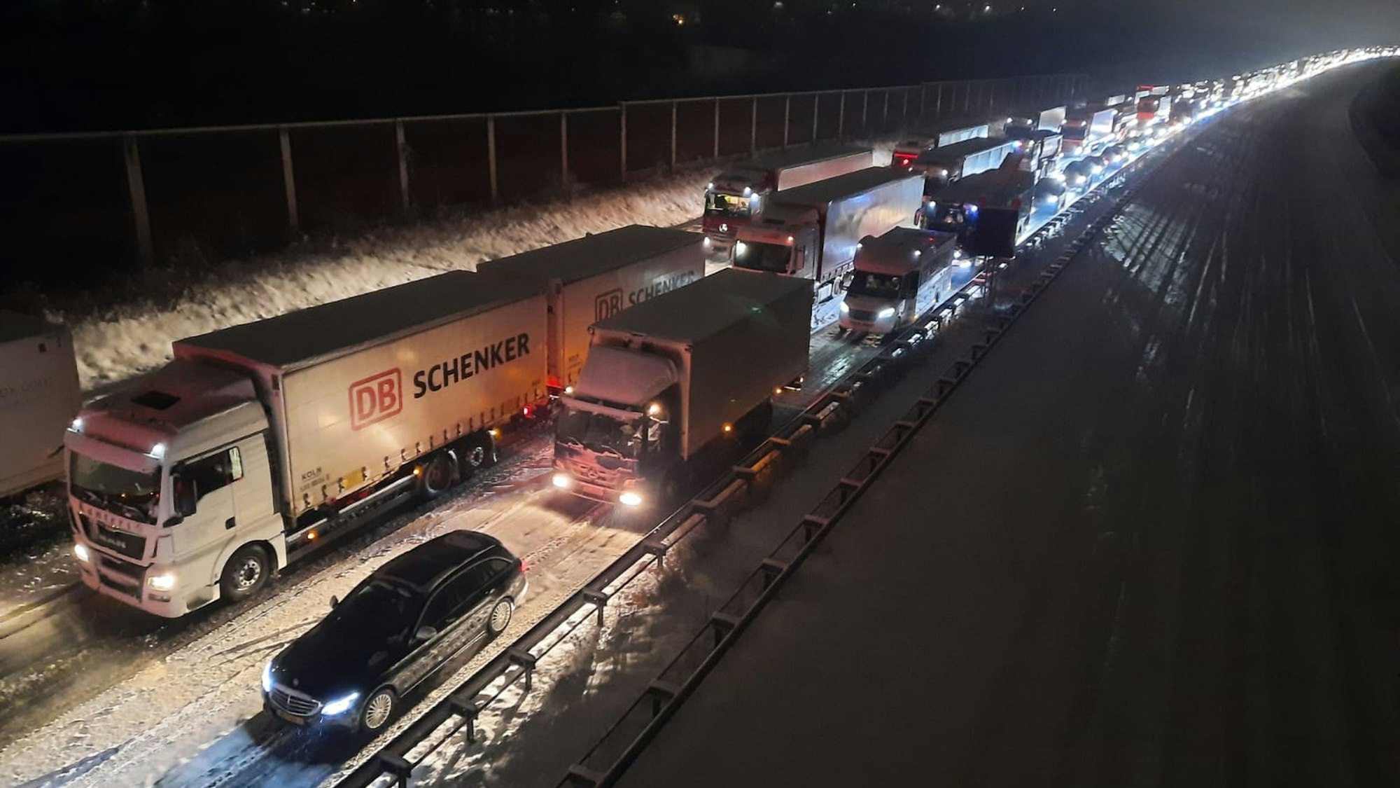 Auf der Autobahn blieben an den Steigungsstrecken Lastwagen stecken, dadurch bildeten sich lange Staus.