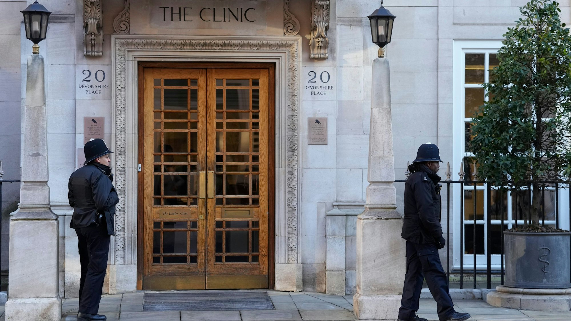 Polizisten halten Wache vor dem Krankenhaus, in dem sich Prinzessin Kate von ihrem Eingriff erholt.