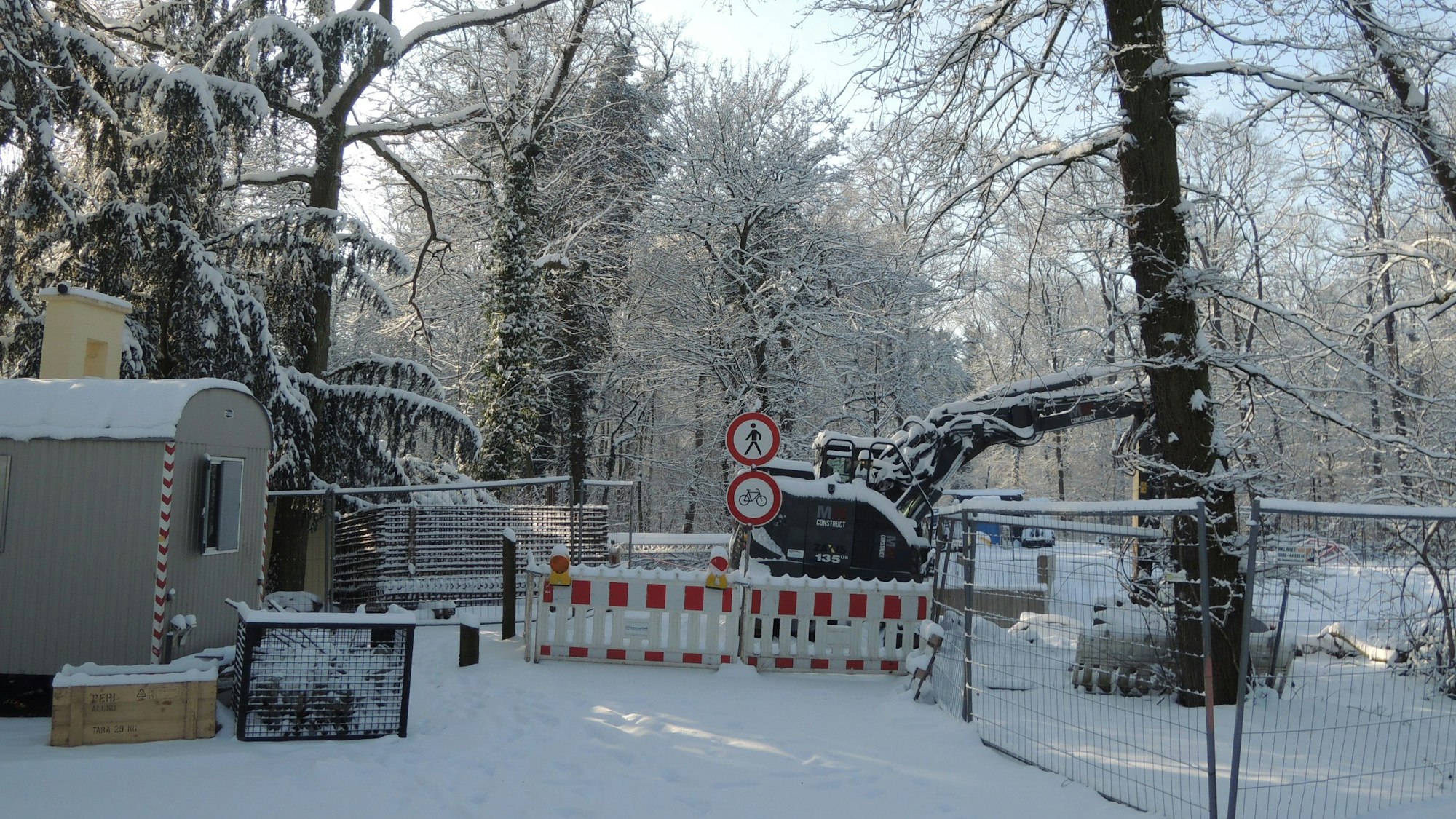 Die Bagger stehen still: Die Bauarbeiten an der Brücke über den Erftflutkanal ruhen immer noch.