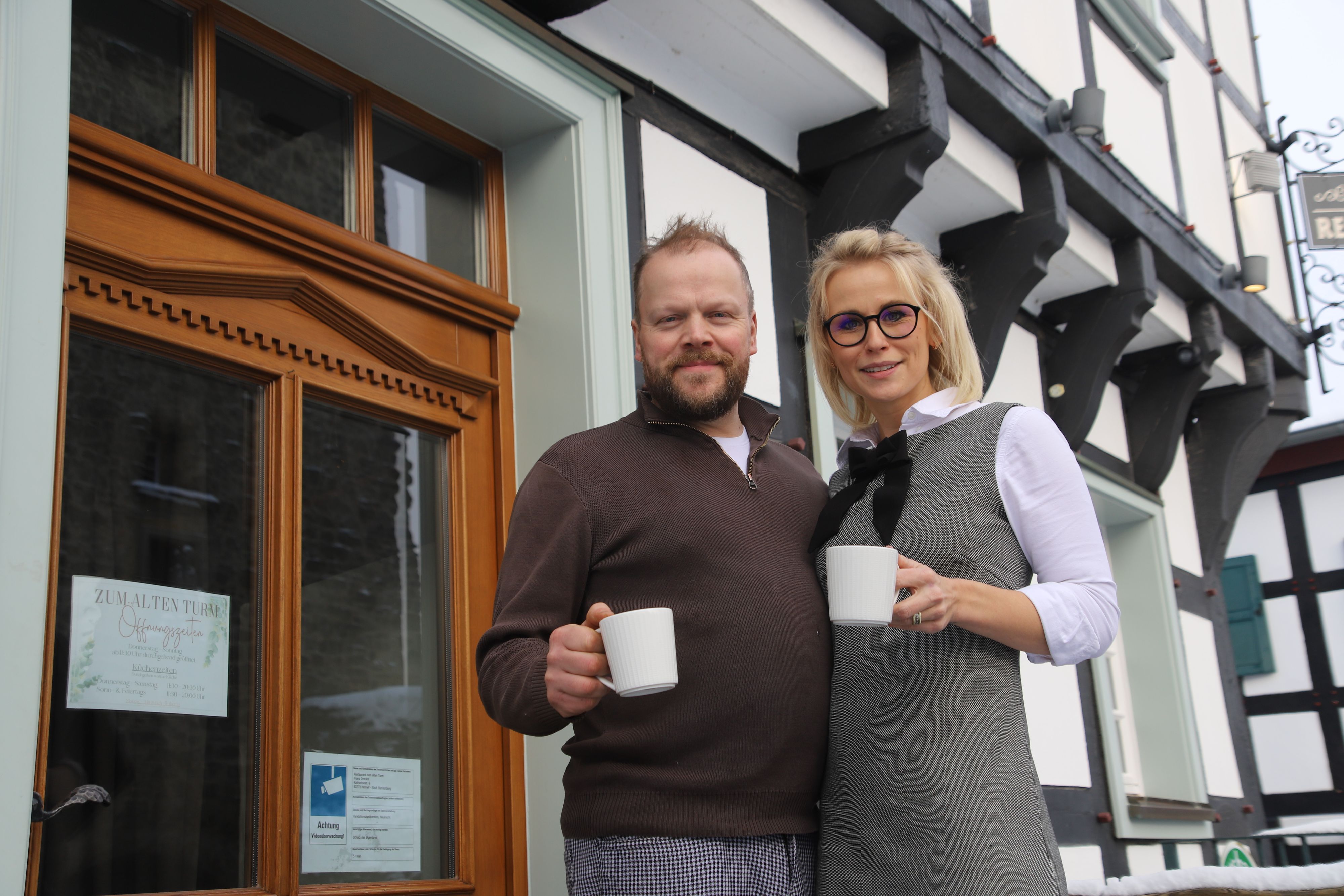 Laura und Franz Drecker luden die Mitarbeiter der örtlichen Räumdienste zu Kaffee und Waffeln ein.