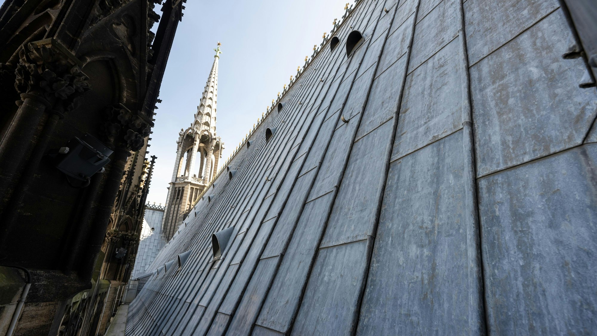 Blick auf die Blechdächer des Doms.