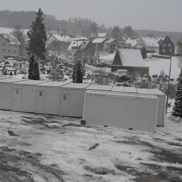 Das Foto zeigt die Wohnmodule auf dem Schützenplatz Biesfeld.