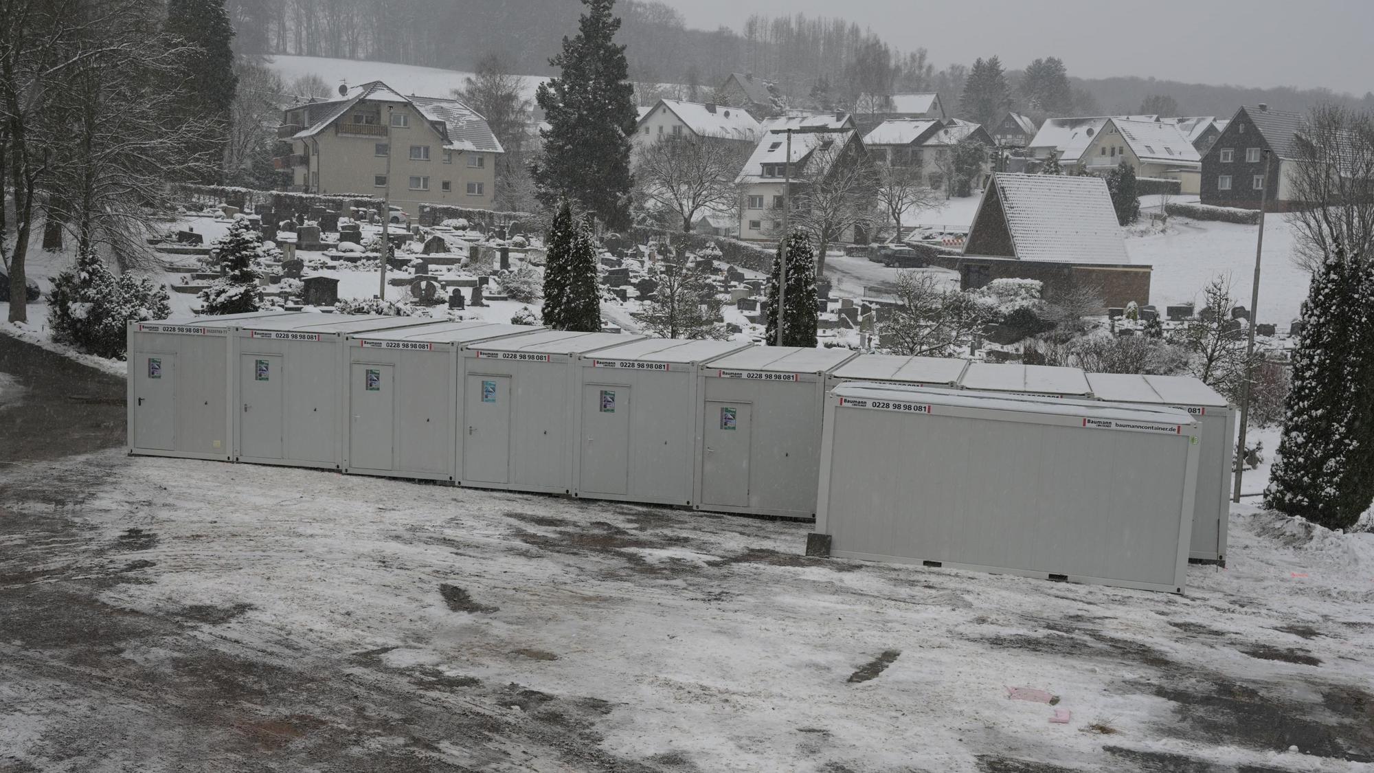 Das Foto zeigt die Wohnmodule auf dem Schützenplatz Biesfeld.