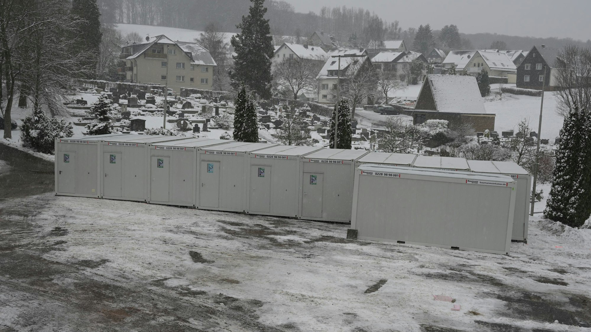 Das Foto zeigt die Wohnmodule auf dem Schützenplatz Biesfeld.