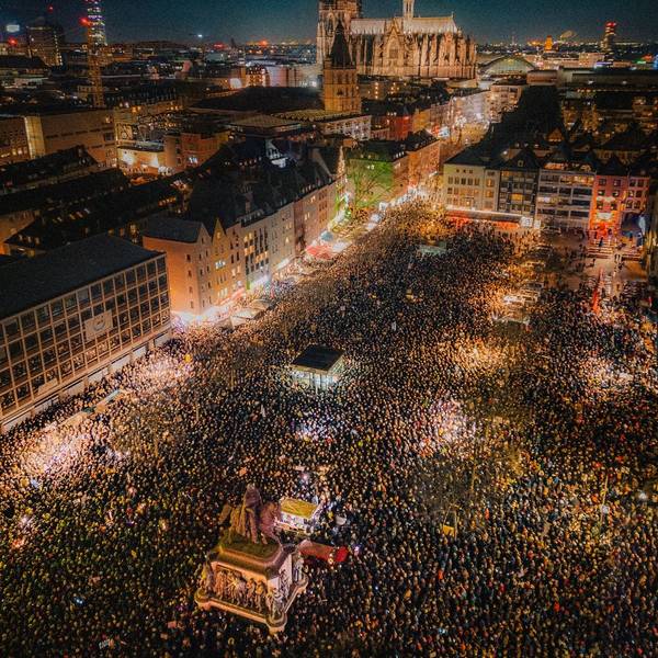 Eine Drohnenaufnahme vom Dienstagabend zeigt die beindruckenden Dimensionen der Demo in Köln.