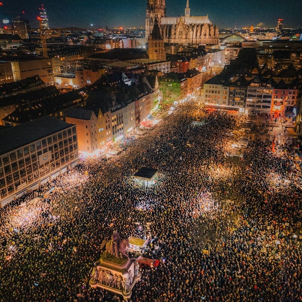 Eine Drohnenaufnahme vom Dienstagabend zeigt die beindruckenden Dimensionen der Demo in Köln.