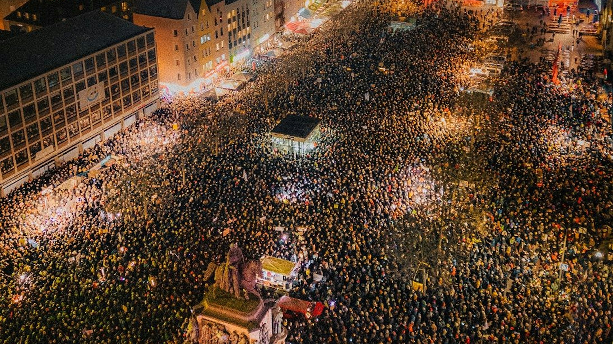 Eine Drohnenaufnahme vom Dienstagabend zeigt die beindruckenden Dimensionen der Demo in Köln.