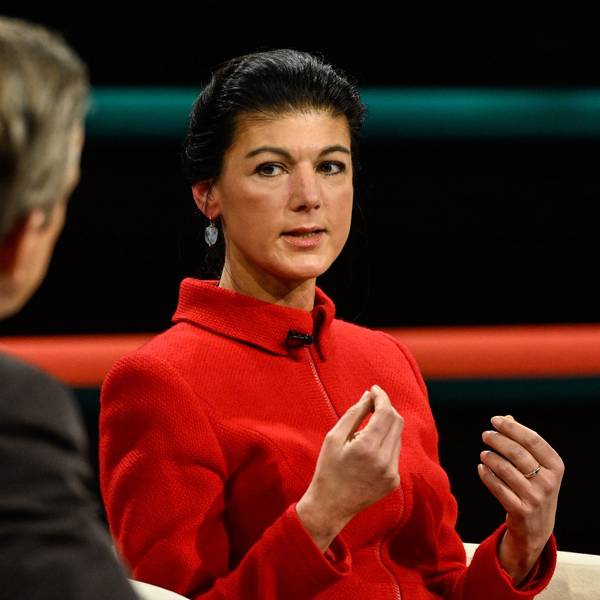 Markus Lanz (l.) will von Sahra Wagenknecht am 17. Januar Details zu einem Treffen der Politikerin mit dem Rechtsextremen Gernot Mörig erfahren.