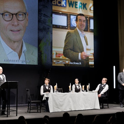 Berlin: Die Schauspieler Veit Schubert (v.l.n.r.), Max Gindorf, Constanze Becker, Oliver Kraushaar und Andreas Beck spielen bei einer szenischen Lesung auf der Bühne des Berliner Ensemble weitere Details zu einem Treffen von AfD-Politikern, Rechtsextremisten und Unternehmer.