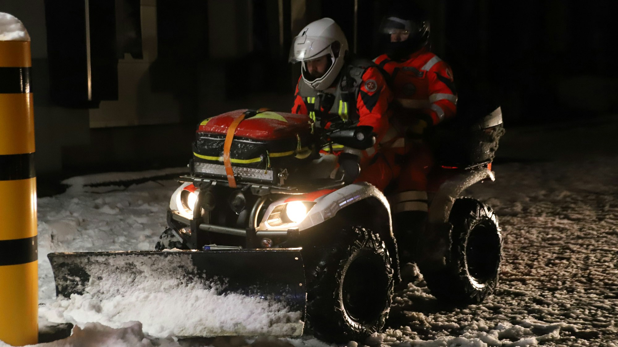 Die Hilfsorganisationen versorgten Autofahrer mit Decken und Warmgetränken. Zwei Quads kamen zum Einsatz.