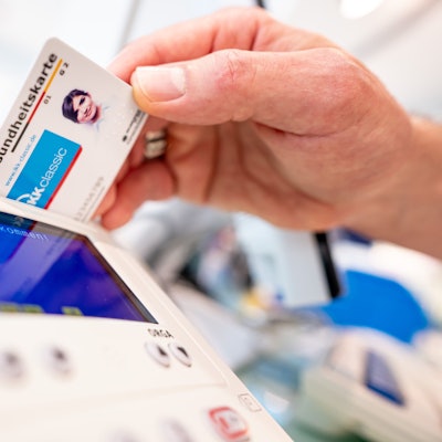 In Oberberg heißt es aus Apotheken und Arztpraxen, dass das elektronische Rezept inzwischen gut funktioniere. Das Foto zeigt eine Versichertenkarte, die in ein Lesegerät gesteckt wird.