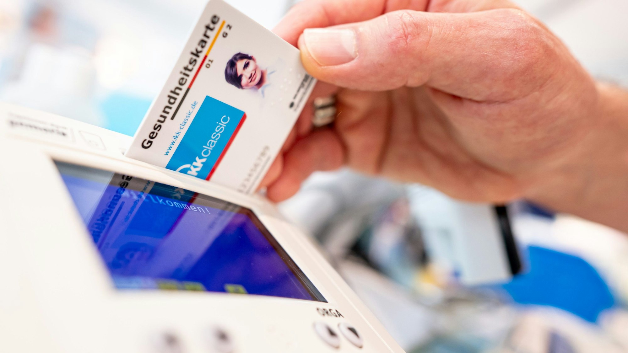 In Oberberg heißt es aus Apotheken und Arztpraxen, dass das elektronische Rezept inzwischen gut funktioniere. Das Foto zeigt eine Versichertenkarte, die in ein Lesegerät gesteckt wird.