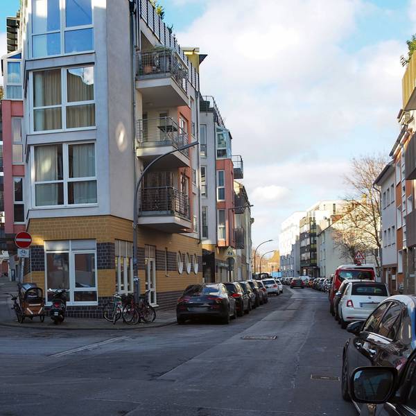 Die Gabelung einer Straße ist zu sehen.