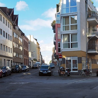 Die Gabelung einer Straße ist zu sehen.