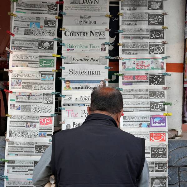 Ein Pakistaner liest an einem Verkaufsstand Tageszeitungen, die auf der Titelseite über den iranischen Angriff berichten.