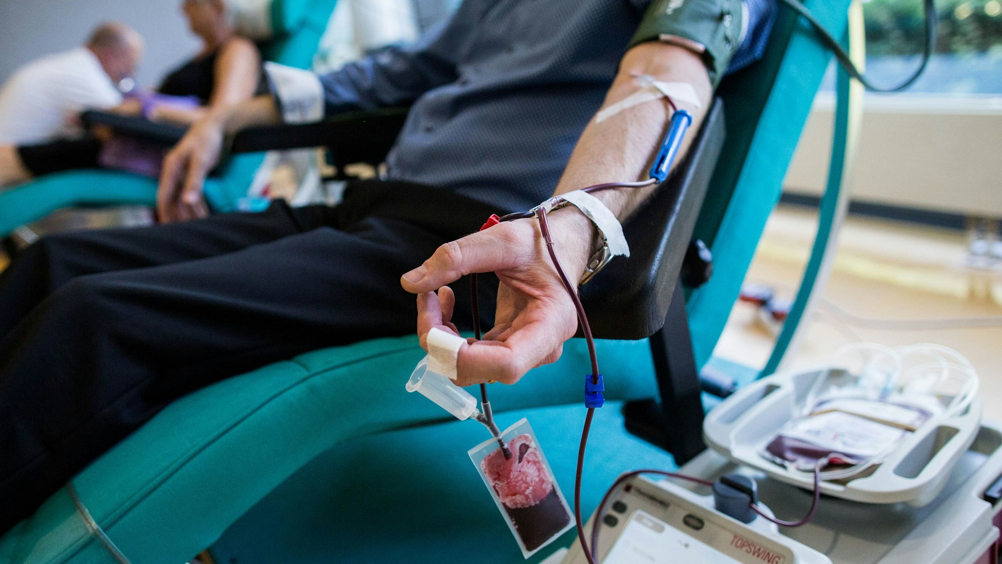 Der Kreisverband Oberberg des Deutschen Roten Kreuzes schlägt Alarm und ruft um Hilfe: Über die Karnevalstage könnten die Blutkonserven knapp werden. Doch werden sie zum Beispiel für Therapien dringend benötigt. Unser Foto zeigt eine Blutspende.