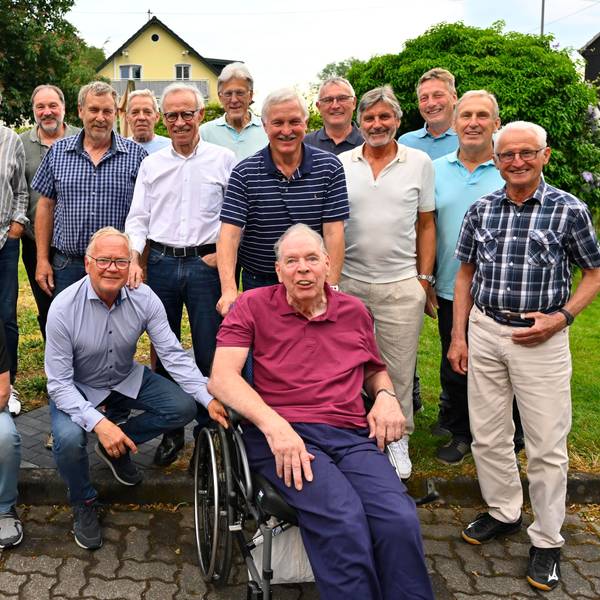 Die 1978er Weltmeister um Heiner Brand, Gerd Rosendahl und Jo Deckarm treffen sich in Gummersbach und genießen bei Eric Stremme ein Bergisches Reibekuchenessen.
v.l.n.r.
Eric Stremme
Kurt Klühspies
Heiner Brand
Reinhard van der Heusen
Arnulf Meffle
Klaus Wöller
Arno Ehret
Manfred Freißler
Horst Spengler
Harald Ohly
Winfried Damm
Thomas Krokowski
Claus Hormel
Jürgen Söhngen (Physio)
Vordere Reihe:
Walter Don
Gerd Rosendahl
Joachim Deckarm