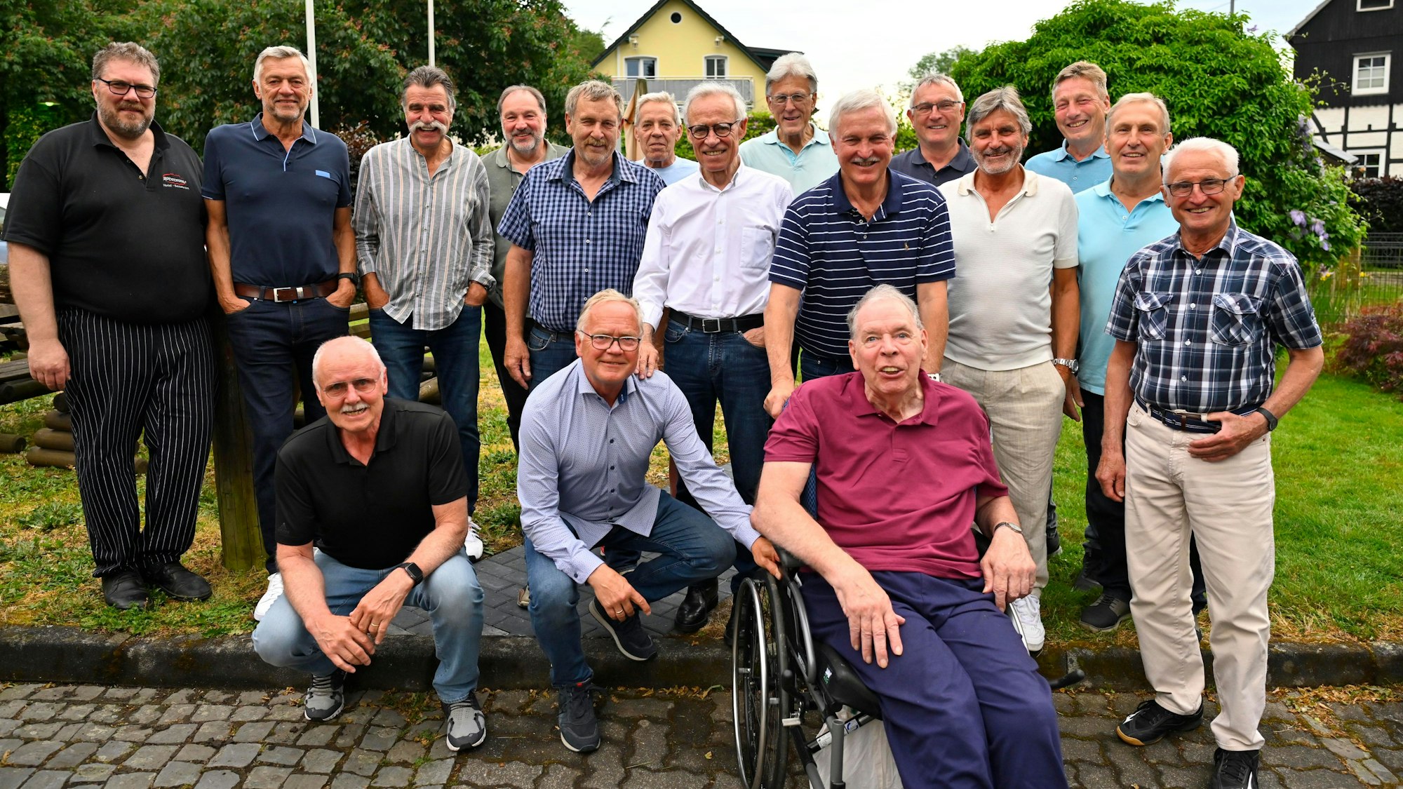 Die 1978er Weltmeister um Heiner Brand, Gerd Rosendahl und Jo Deckarm treffen sich in Gummersbach und genießen bei Eric Stremme ein Bergisches Reibekuchenessen.
v.l.n.r.
Eric Stremme
Kurt Klühspies
Heiner Brand
Reinhard van der Heusen
Arnulf Meffle
Klaus Wöller
Arno Ehret
Manfred Freißler
Horst Spengler
Harald Ohly
Winfried Damm
Thomas Krokowski
Claus Hormel
Jürgen Söhngen (Physio)
Vordere Reihe:
Walter Don
Gerd Rosendahl
Joachim Deckarm