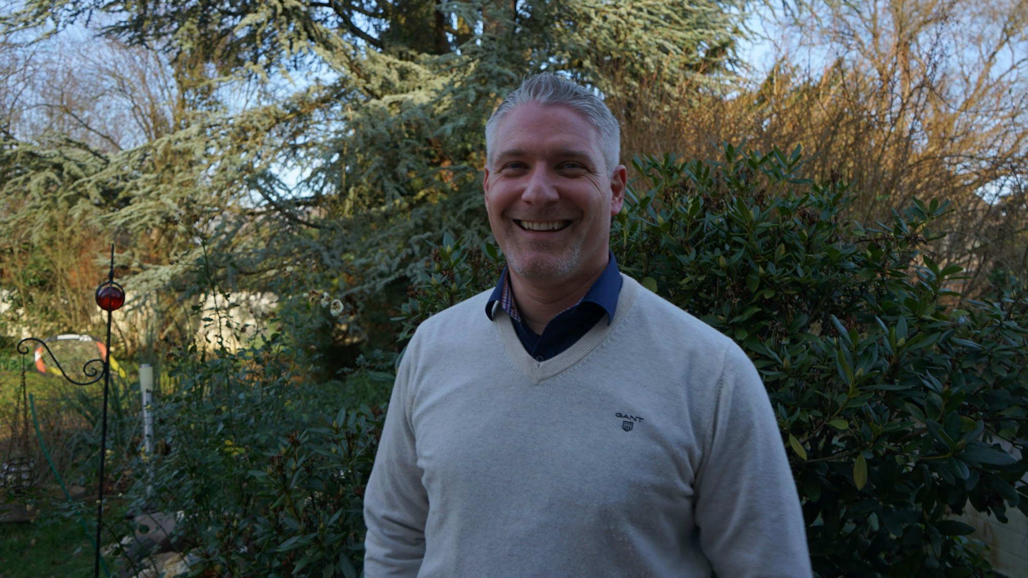 Martin Sagel vor einem Baum.