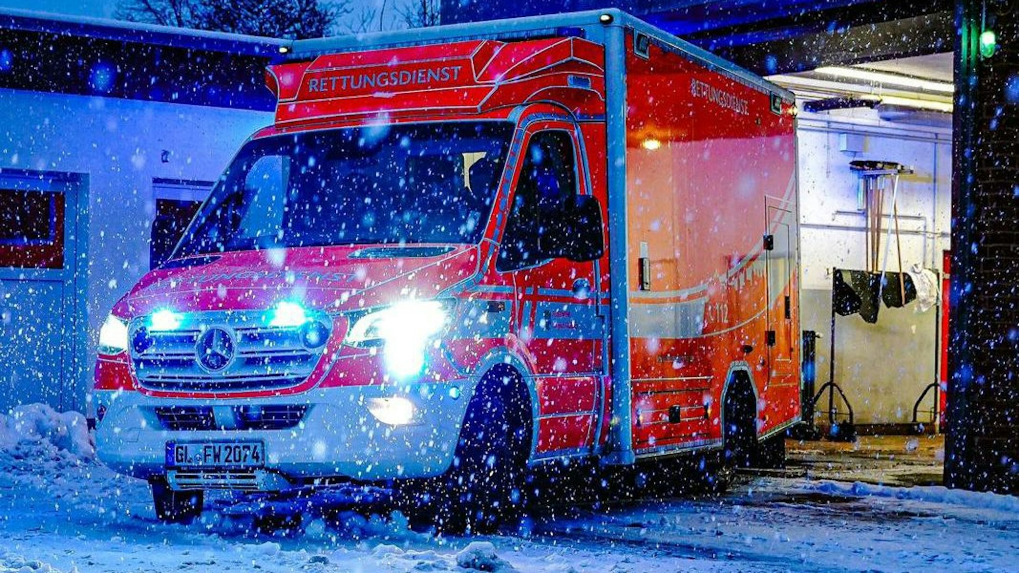 Ein Rettungswagen mit Blaulicht steht an der Feuer- und Rettungswache in Bensberg.