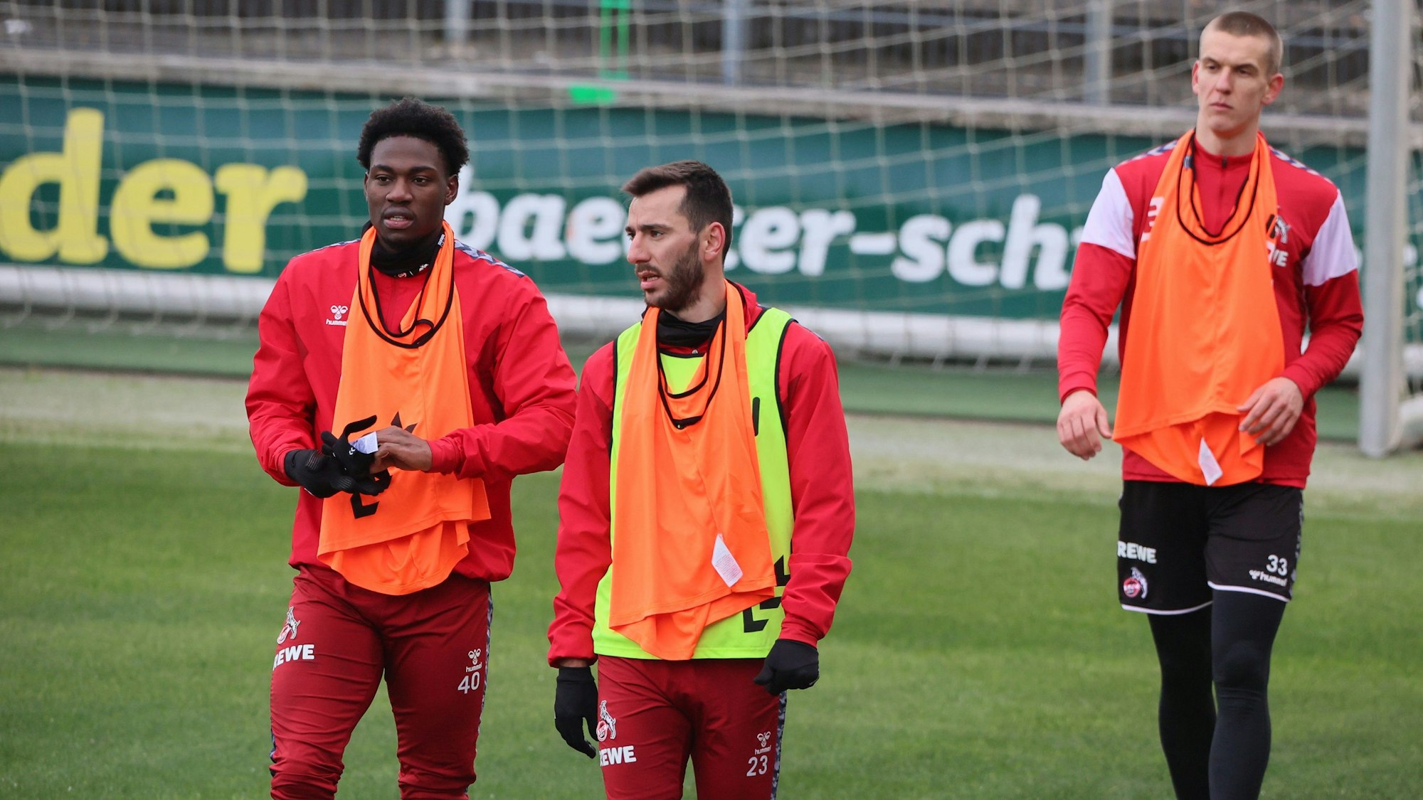 Drei der Spieler stehen auf dem Trainingsplatz.