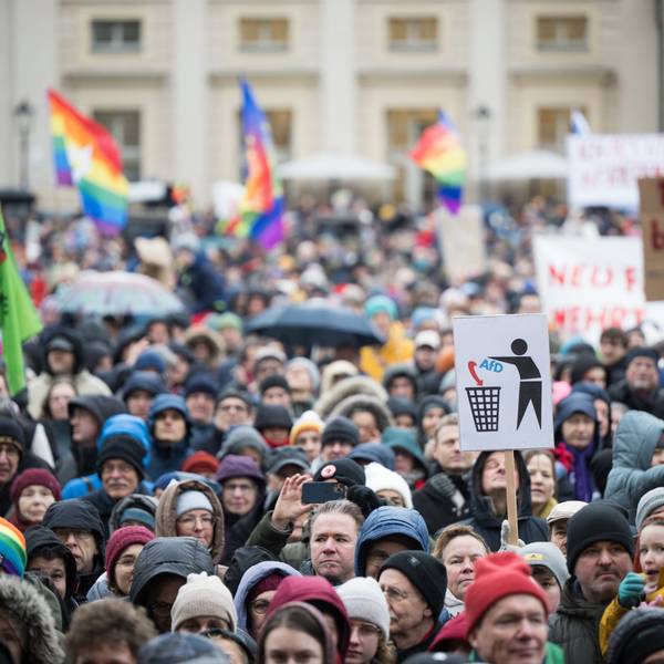 ARCHIV - 14.01.2024, Brandenburg, Potsdam: Menschen stehen während der Demonstrationen «Potsdam wehrt sich» auf dem Alten Markt.