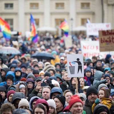 ARCHIV - 14.01.2024, Brandenburg, Potsdam: Menschen stehen während der Demonstrationen «Potsdam wehrt sich» auf dem Alten Markt.
