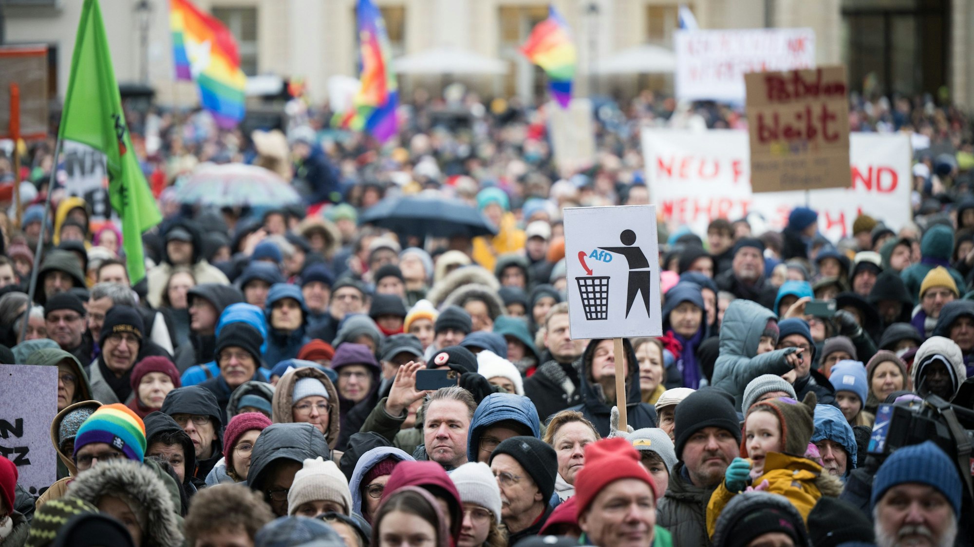 ARCHIV - 14.01.2024, Brandenburg, Potsdam: Menschen stehen während der Demonstrationen «Potsdam wehrt sich» auf dem Alten Markt.