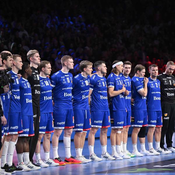 Die Isländische Handball-Nationalmannschaft reagiert auf die falsch abgespielte Hymne.