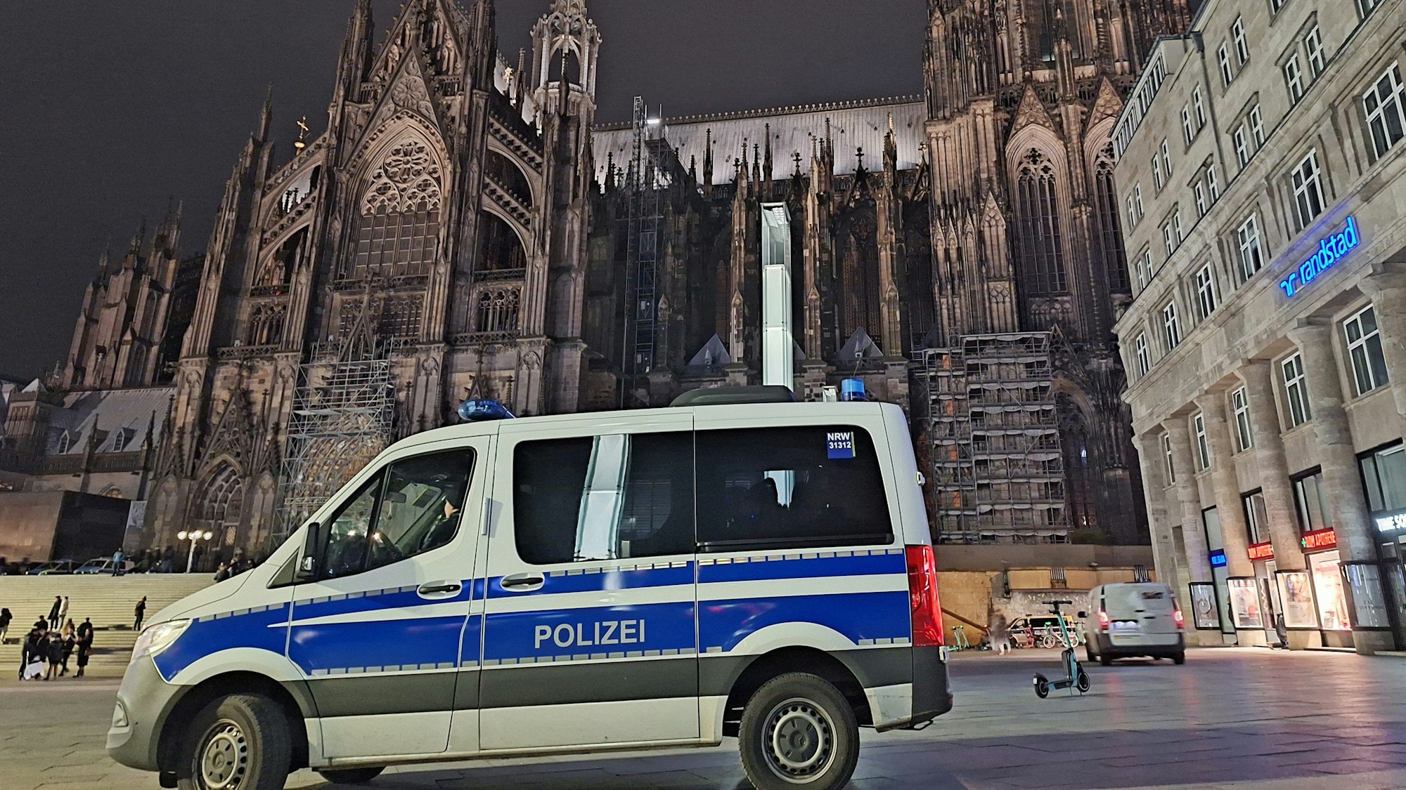 Köln: Ein Einsatzfahrzeug der Polizei steht vor dem Dom.