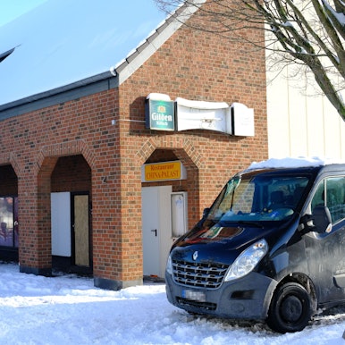 Außenansicht des leerstehenden China-Restaurants in der Straße Am Markt in Mechernich. Vor dem Gebäude parkt ein Transporter.