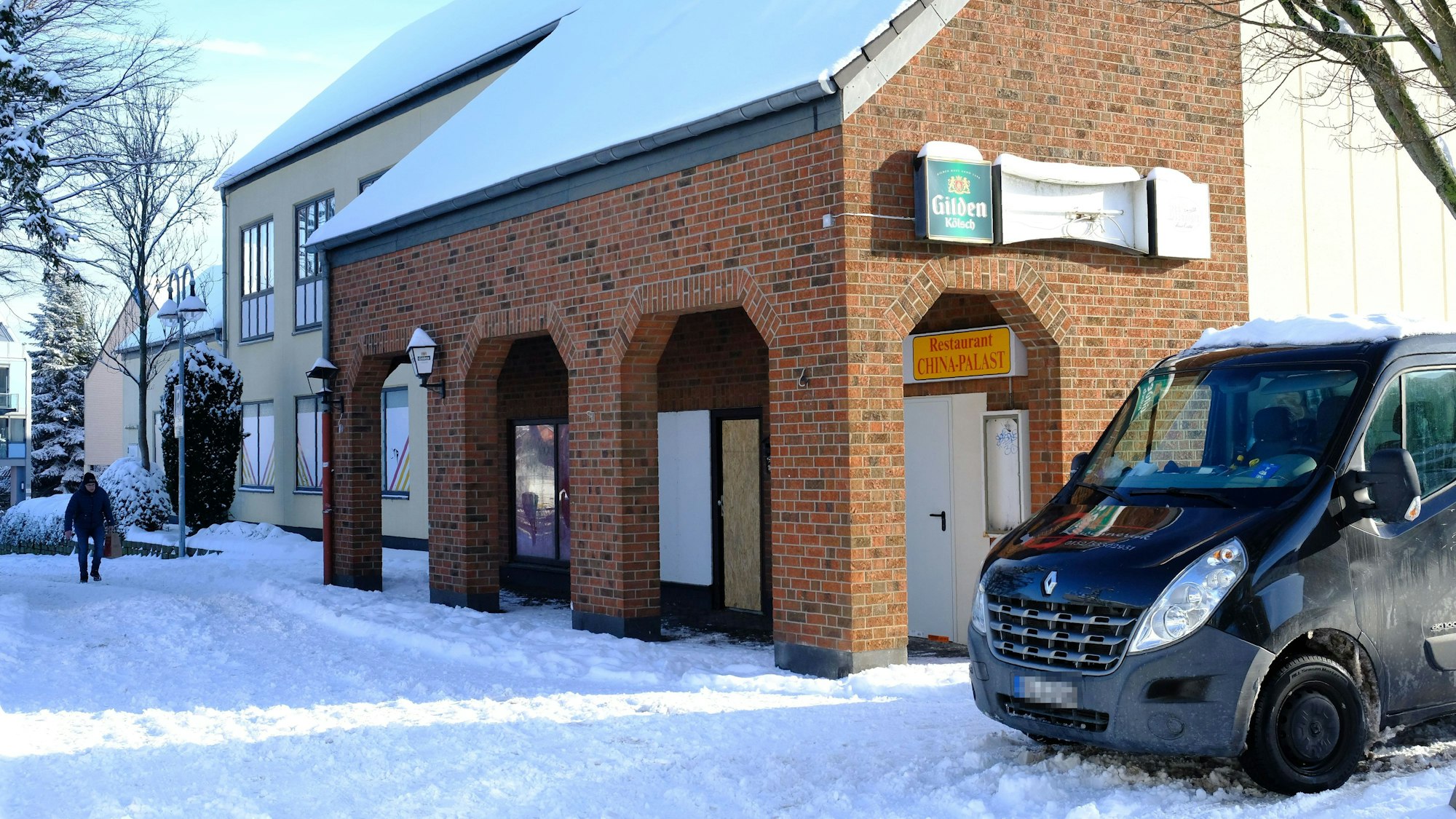 Außenansicht des leerstehenden China-Restaurants in der Straße Am Markt in Mechernich. Vor dem Gebäude parkt ein Transporter.