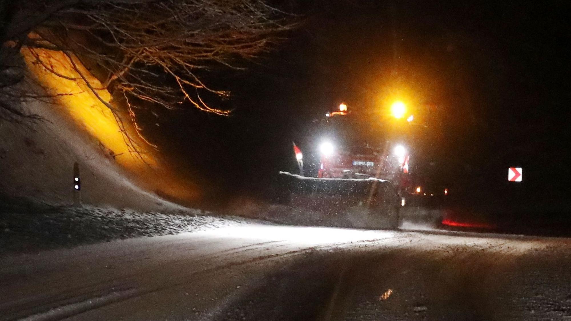 Ein Winterdienstfahrzeug fährt den Heiligenhauser Berg in Richtung Steinenbrück hinunter.