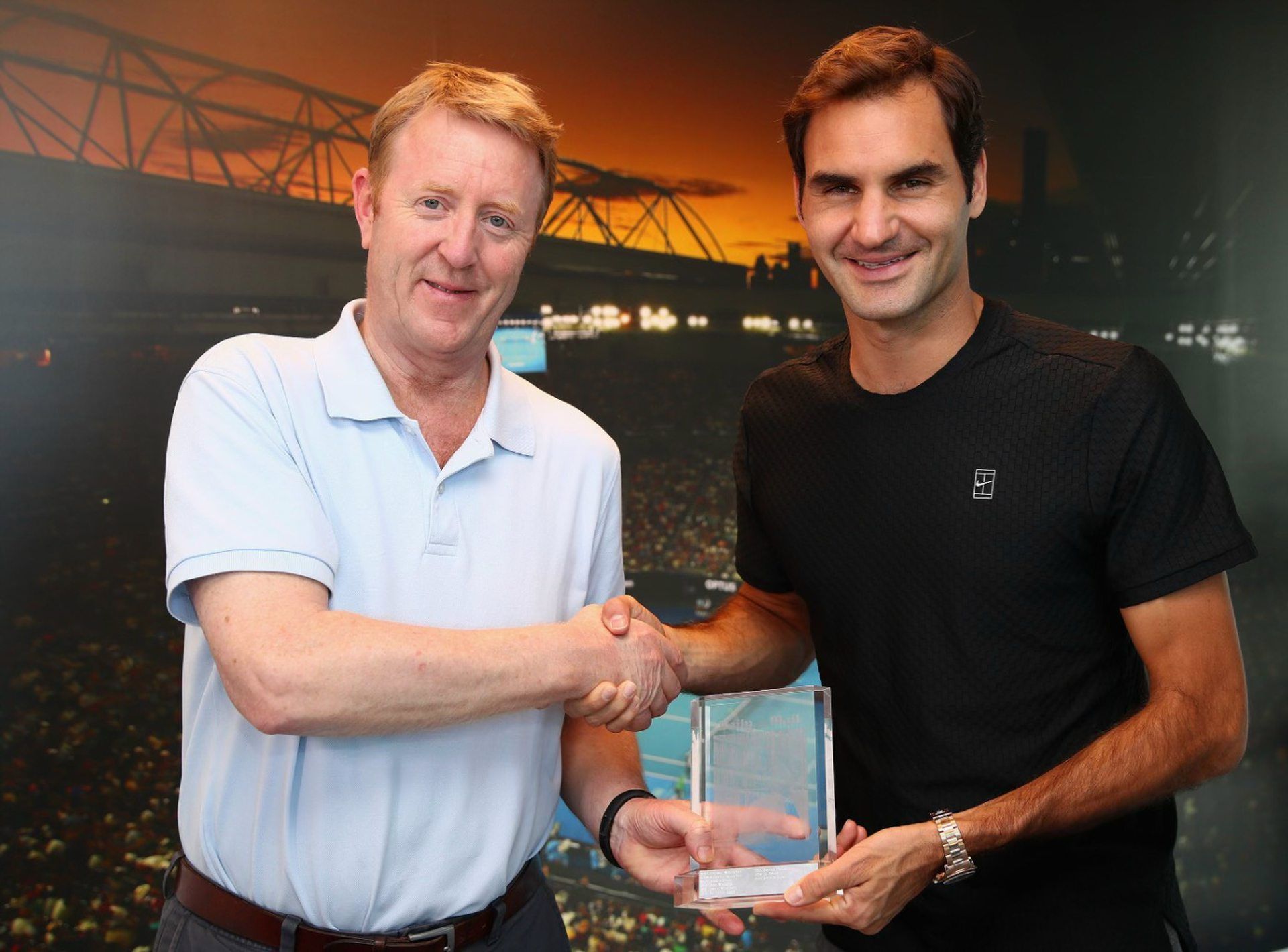 Mike Dickson (links) mit Tennisspieler Roger Federer.