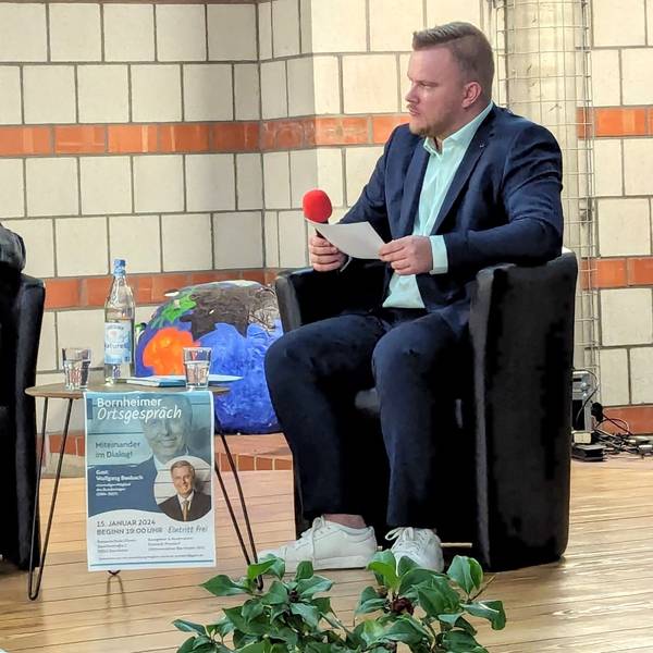 Wolfgang Bosbach (links) sitzt neben Dominik Pinsdorf in der Oase der Europaschule.