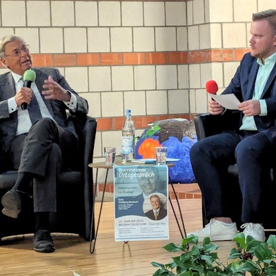 Wolfgang Bosbach (links) sitzt neben Dominik Pinsdorf in der Oase der Europaschule.