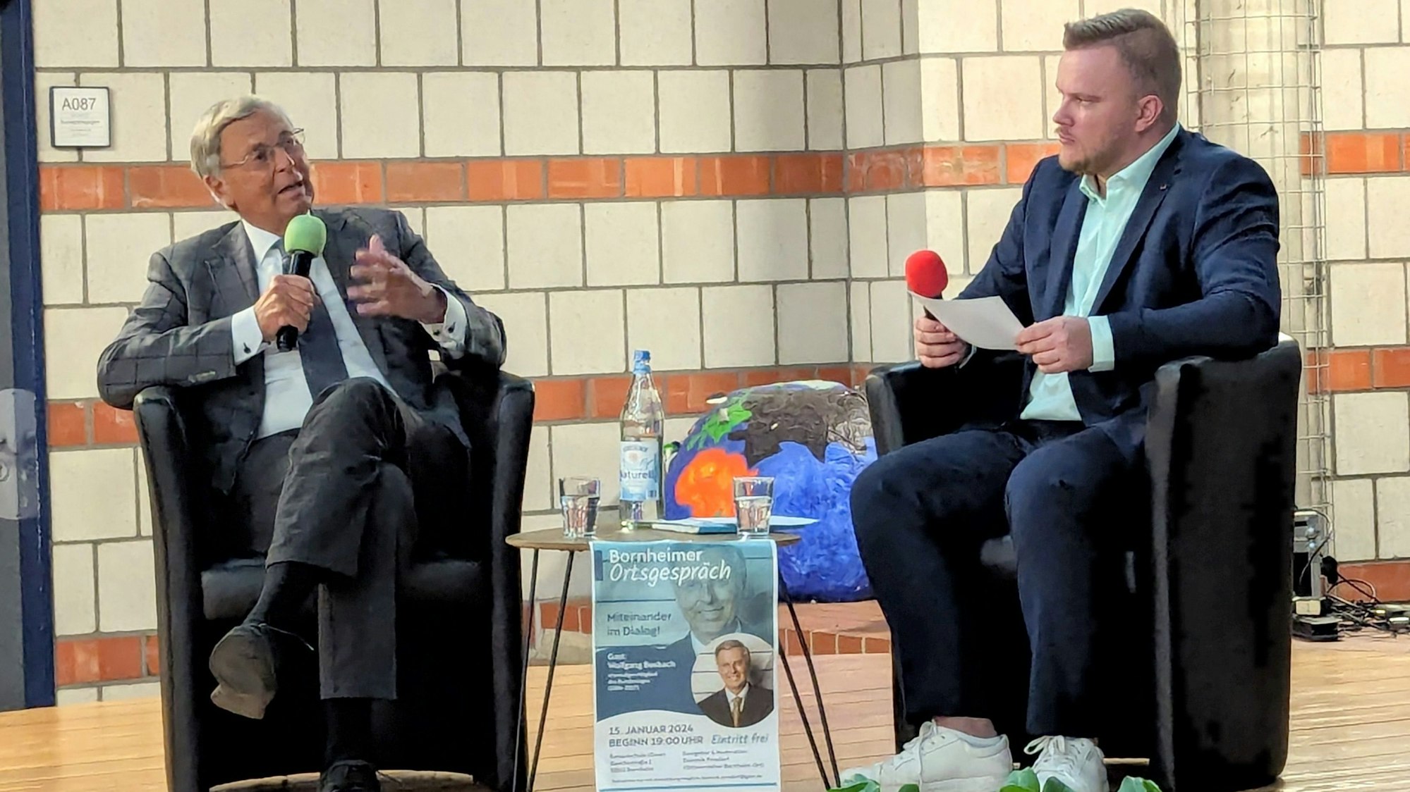 Wolfgang Bosbach (links) sitzt neben Dominik Pinsdorf in der Oase der Europaschule.