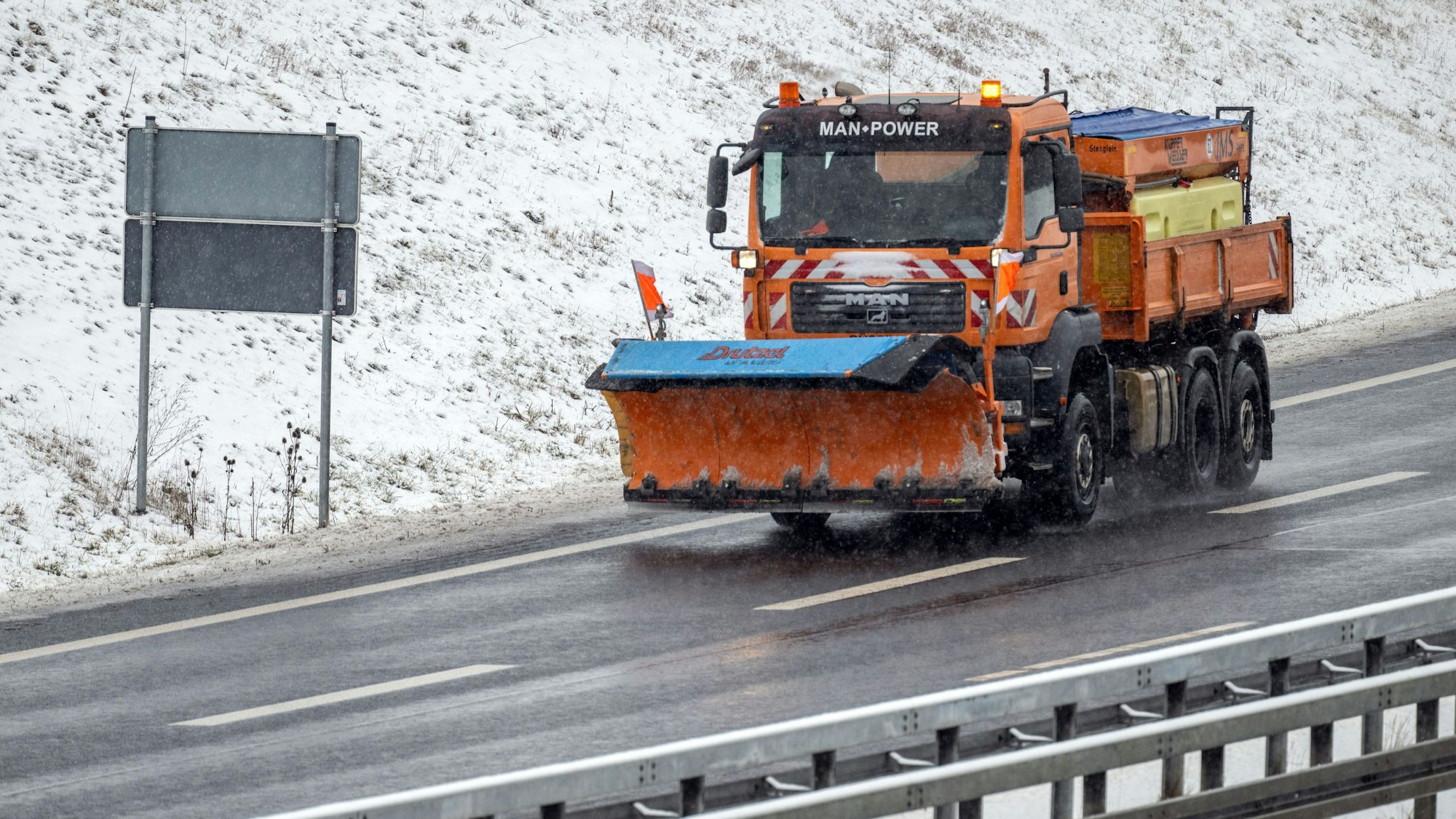 Die A61 im Hunsrück wurde wegen Vereisung gesperrt (Symbolbild).