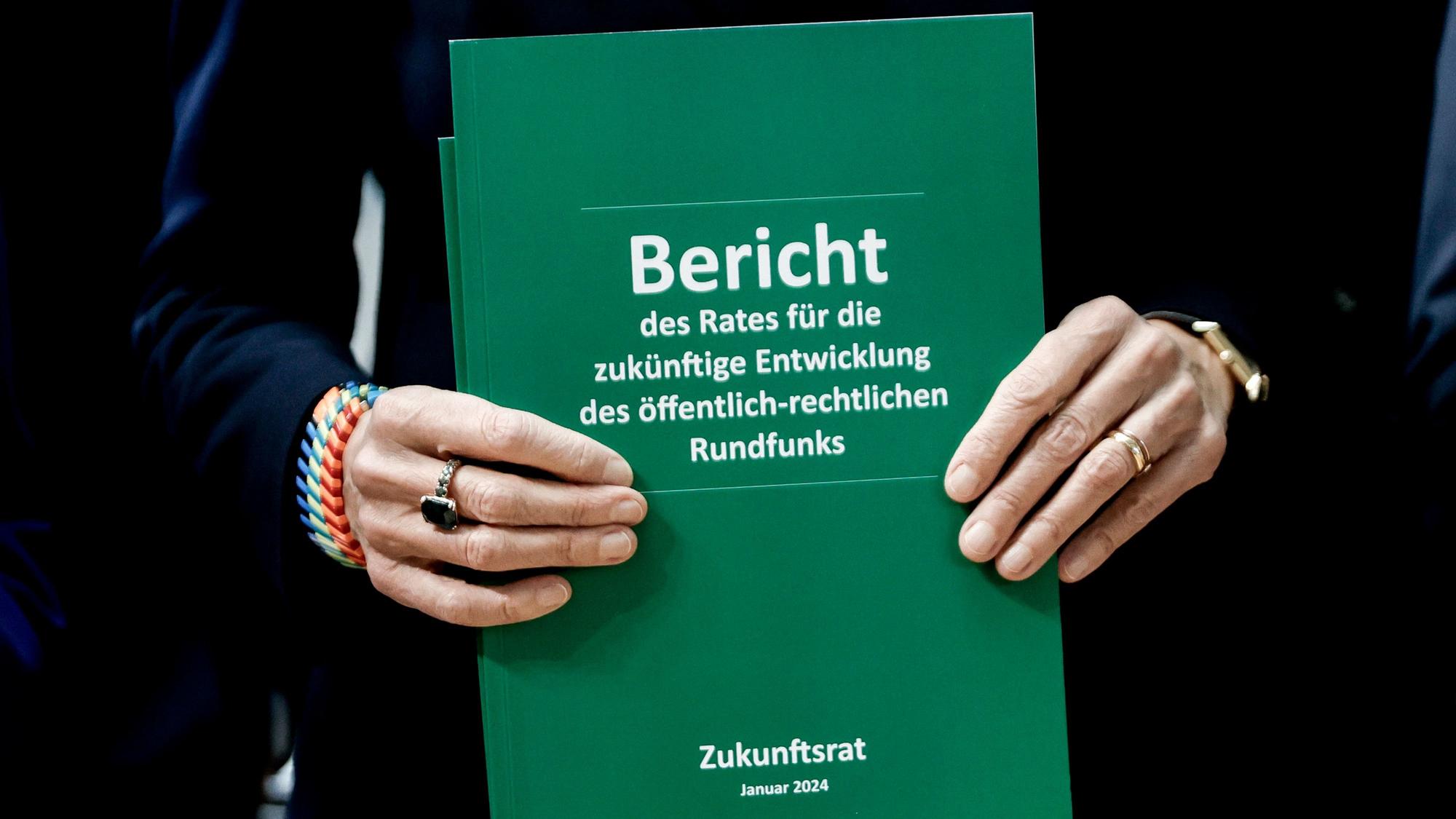 Julia Jäkel, Vorsitzende des Zukunftsrates, hält den Bericht des Zukunftsrates für die Entwicklung des öffentlich-rechtlichen Rundfunks.
