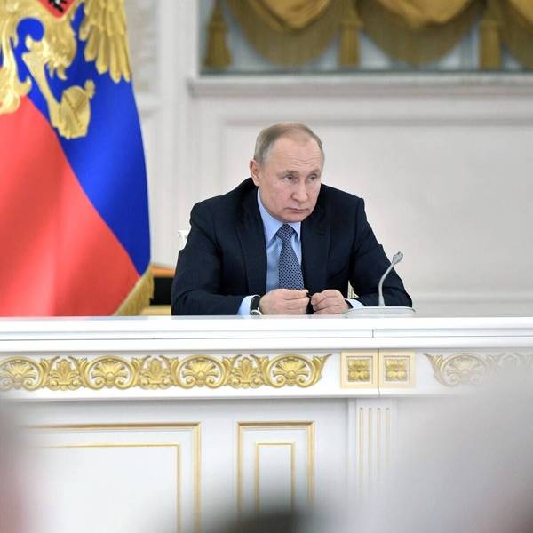 Ex-Präsident Dmitri Medwedew zusammen mit Kremlchef Wladimir Putin bei einer Pressekonferenz. Jüngste Aussagen aus Moskau lassen keine Zweifel an den wahren Motiven des Kremls in der Ukraine.