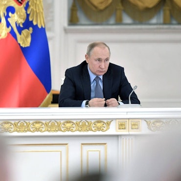 Ex-Präsident Dmitri Medwedew zusammen mit Kremlchef Wladimir Putin bei einer Pressekonferenz. Jüngste Aussagen aus Moskau lassen keine Zweifel an den wahren Motiven des Kremls in der Ukraine.