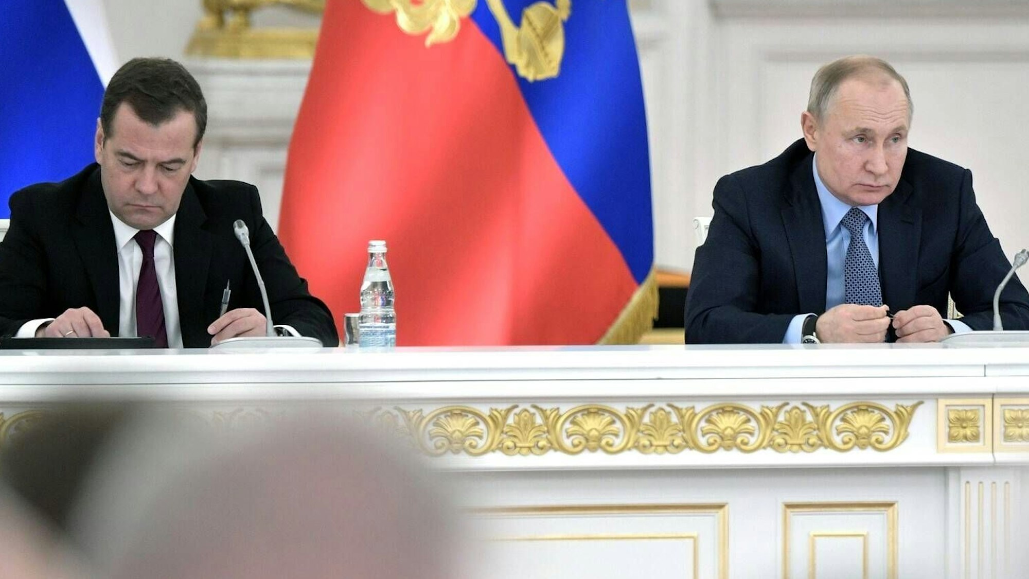 Ex-Präsident Dmitri Medwedew zusammen mit Kremlchef Wladimir Putin bei einer Pressekonferenz. Jüngste Aussagen aus Moskau lassen keine Zweifel an den wahren Motiven des Kremls in der Ukraine.